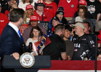 VIDEO: Manifestante estalla en acto de Vance y exige que se publiquen los archivos de Epstein
