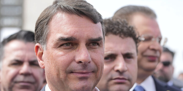 Debate presidencial en Brasil revela que Bolsonaro defendió a un policía sospechoso de matar a una niña