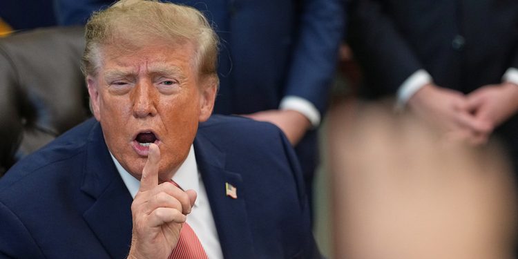 «¿Eres una persona enferma?»: el brutal ataque de Trump a un reportero (VIDEO)