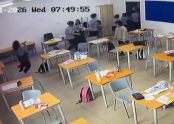 VIDEO FUERTE: Estudiante ataca a su docente con un hacha y lo muestra en vivo