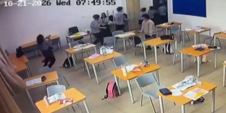 VIDEO FUERTE: Estudiante ataca a su docente con un hacha y lo muestra en vivo
