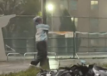 Aferrado a la vida: hombre lucha contra potente tifón en Taiwán (VIDEO)