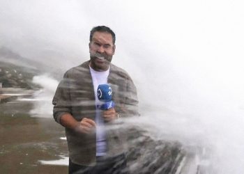 VIDEO: Enorme ola ‘se traga’ un periodista en directo