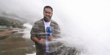 VIDEO: Enorme ola ‘se traga’ un periodista en directo