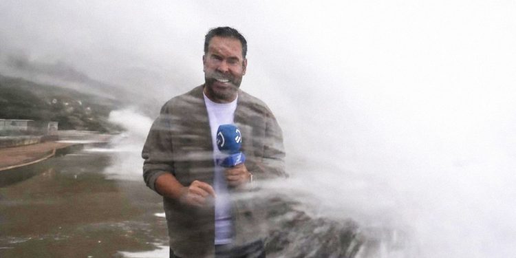 VIDEO: Enorme ola ‘se traga’ un periodista en directo