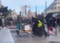 VIDEO: Manifestantes en Francia intentan romper barrera policial con carritos de supermercado