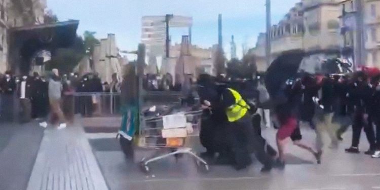VIDEO: Manifestantes en Francia intentan romper barrera policial con carritos de supermercado