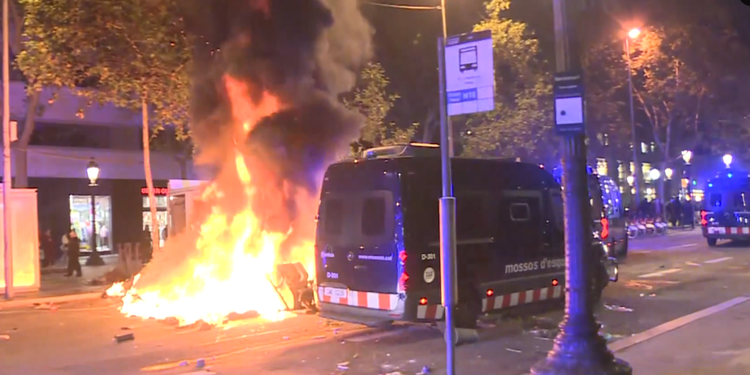 Disturbios en Barcelona: saqueos, barricadas incendiarias y enfrentamientos con la Policía (VIDEOS)