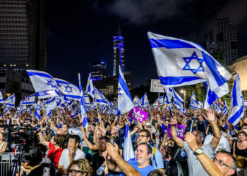 Decenas de miles de israelíes protestan contra Netanyahu antes de las elecciones (VIDEOS)