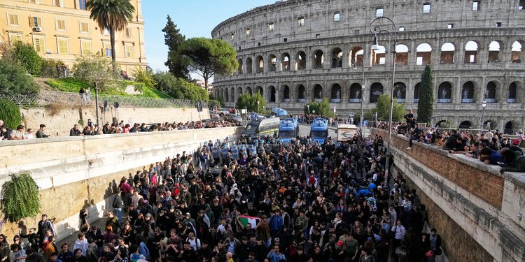VIDEOS: Manifestantes irrumpen en el Coliseo de Roma durante ola de protestas