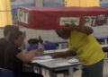 Vota cargando un ataúd en hombros: el colorido de las elecciones en Brasil (VIDEO)