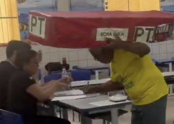 Vota cargando un ataúd en hombros: el colorido de las elecciones en Brasil (VIDEO)