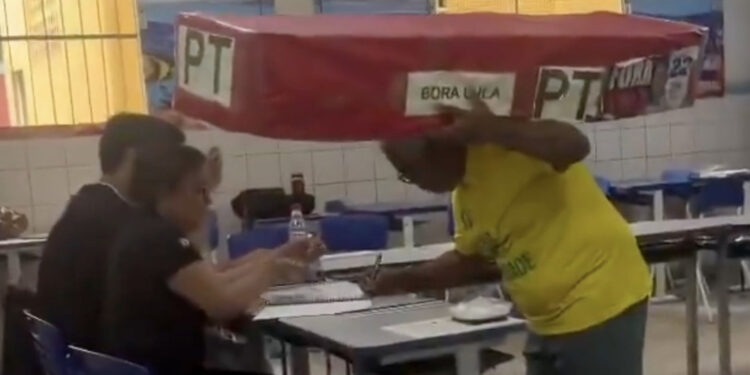 Vota cargando un ataúd en hombros: el colorido de las elecciones en Brasil (VIDEO)