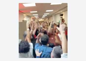 VIDEO: Emotivo festejo en el comité de Lula tras confirmarse su victoria sobre Flávio Bolsonaro