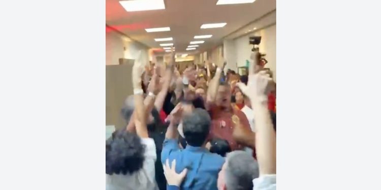VIDEO: Emotivo festejo en el comité de Lula tras confirmarse su victoria sobre Flávio Bolsonaro
