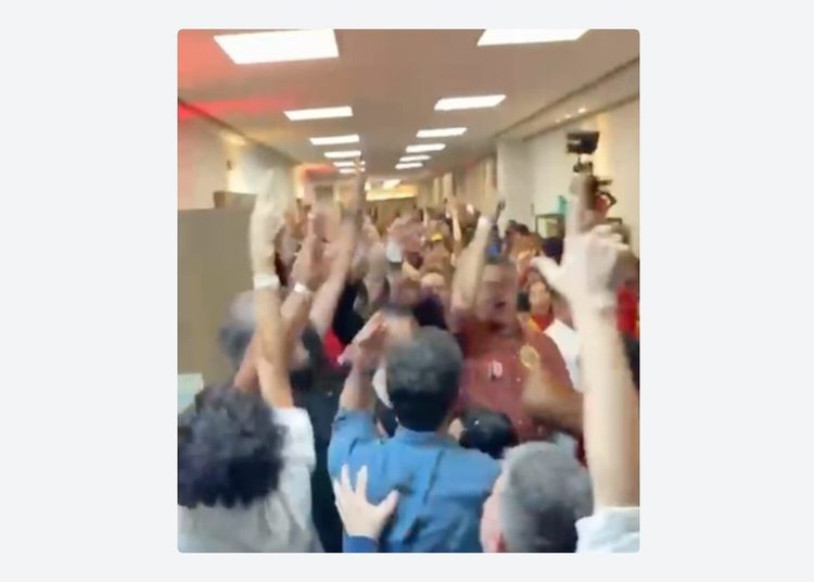 VIDEO: Emotivo festejo en el comité de Lula tras confirmarse su victoria sobre Flávio Bolsonaro