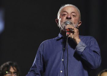 «Quien sale escondido de su país, algo debe»: Lula cuestiona la «vergonzosa» fuga de Flávio Bolsonaro