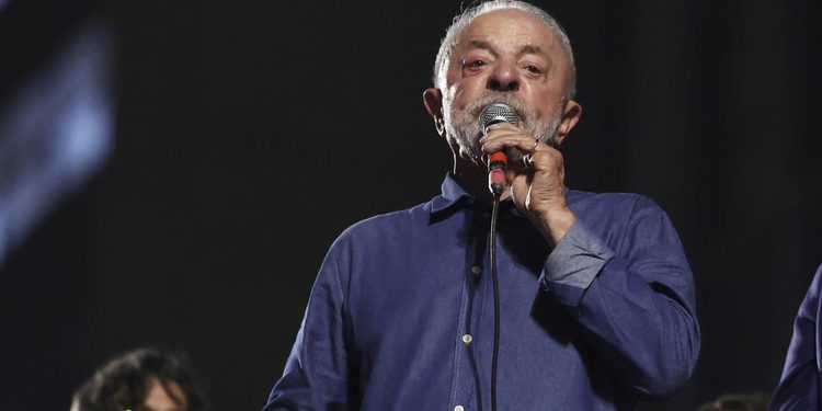 «Quien sale escondido de su país, algo debe»: Lula cuestiona la «vergonzosa» fuga de Flávio Bolsonaro