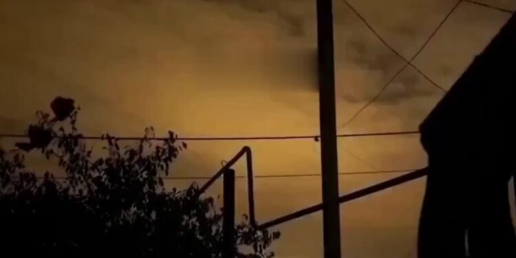 VIDEO: Captan una fuerte explosión seguida de un apagón en Ucrania