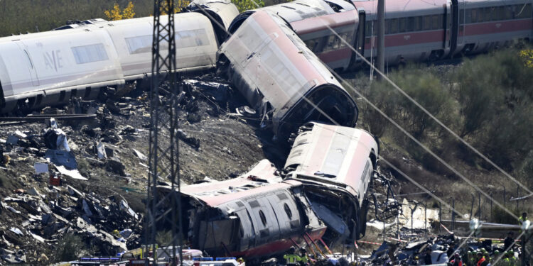 «A punto de ser mucho peor»: un tercer tren se detuvo a metros de la mortal colisión ferroviaria en España