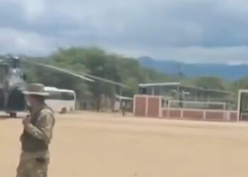 Premier de Perú hace volar los techos de un caserío por aterrizar con su helicóptero (VIDEO)