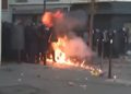 VIDEO: Policías envueltos en llamas en París tras ser alcanzados por cócteles molotov