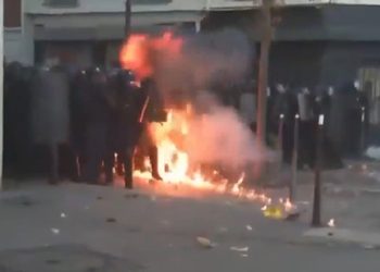 VIDEO: Policías envueltos en llamas en París tras ser alcanzados por cócteles molotov