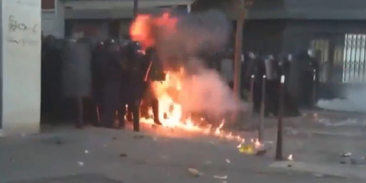 VIDEO: Policías envueltos en llamas en París tras ser alcanzados por cócteles molotov
