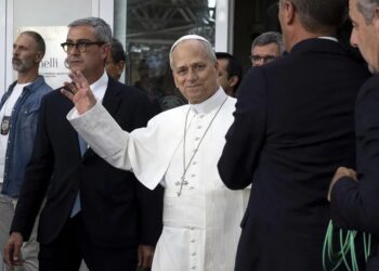 León XIV sale del hospital Gemelli para regresar al Vaticano tras recibir el alta hospitalaria
