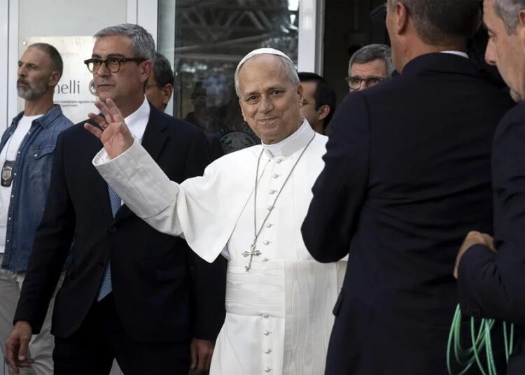 León XIV sale del hospital Gemelli para regresar al Vaticano tras recibir el alta hospitalaria