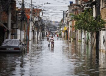 Sao Paulo en alerta tras intensas lluvias que convirtieron calles en ‘ríos’ (VIDEOS)