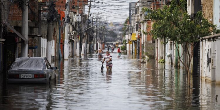 Sao Paulo en alerta tras intensas lluvias que convirtieron calles en ‘ríos’ (VIDEOS)