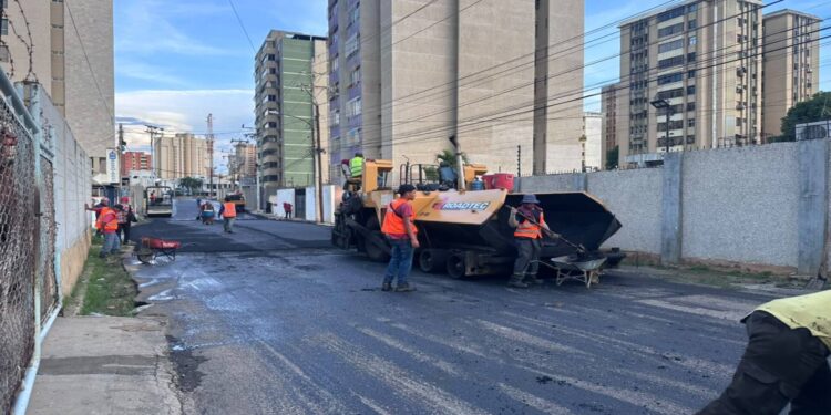 Alcaldía de Maracaibo recupera vialidad en las calles 64 y 65 de Olegario Villalobos