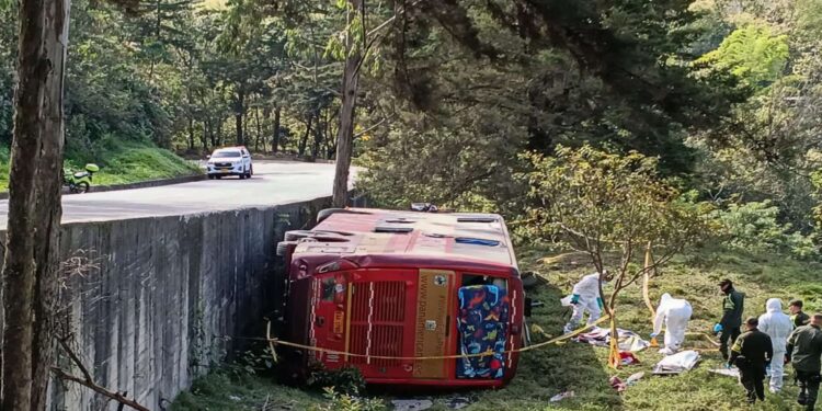 Tragedia vial: autobús se vuelca en Colombia tras ataque armado y deja cinco venezolanos muertos