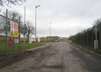 Acusan a dos británicos de un presunto complot terrorista por el incidente ocurrido cerca de una base militar en el oeste de Inglaterra