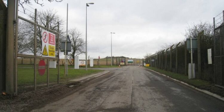 Acusan a dos británicos de un presunto complot terrorista por el incidente ocurrido cerca de una base militar en el oeste de Inglaterra