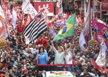 Lula y Bolsonaro se dan un baño de masas en São Paulo en la víspera a las elecciones