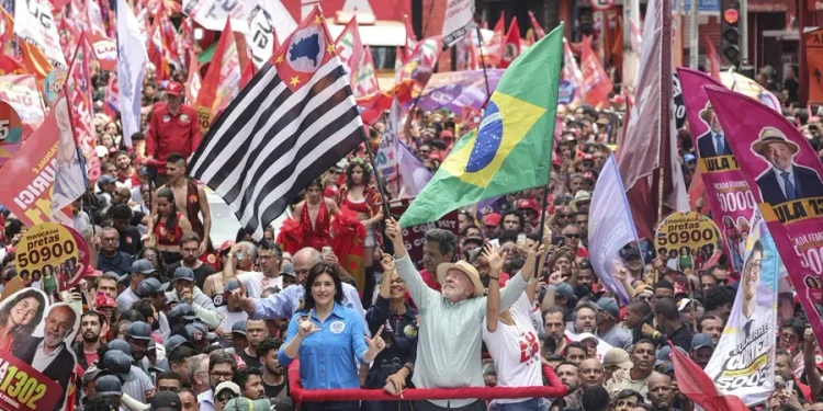 Lula y Bolsonaro se dan un baño de masas en São Paulo en la víspera a las elecciones