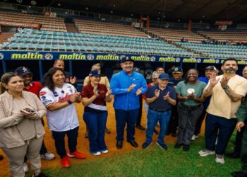Gobernador Luis Caldera recorre el ‘Estadio Luis Aparicio’ a un día del inicio de la temporada de béisbol profesional en Maracaibo