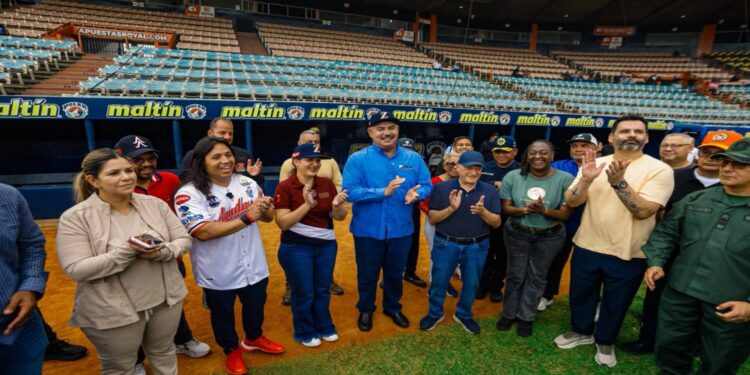 Gobernador Luis Caldera recorre el ‘Estadio Luis Aparicio’ a un día del inicio de la temporada de béisbol profesional en Maracaibo