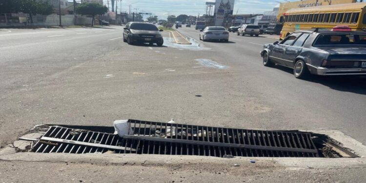 Alcaldía de Maracaibo sustituye alcantarilla deteriorada en la Avenida La Limpia