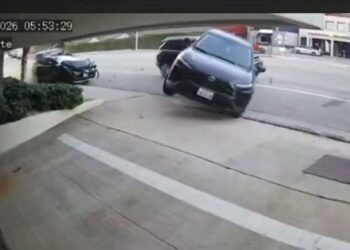 Estremecedor video: Adolescente choca a alta velocidad en California y mata a un hombre que dormía en su auto