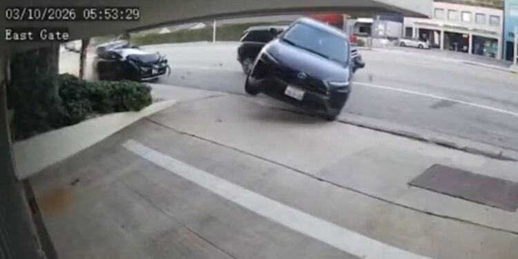 Estremecedor video: Adolescente choca a alta velocidad en California y mata a un hombre que dormía en su auto