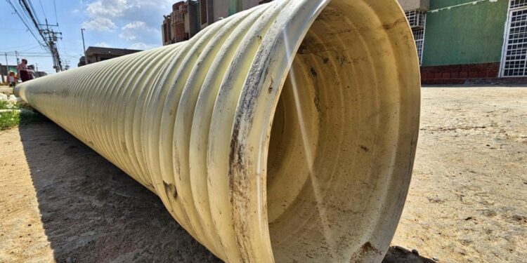 Gobernación del Zulia sustituye 120 metros de colector de aguas servidas en el corredor vial Amparo de Maracaibo