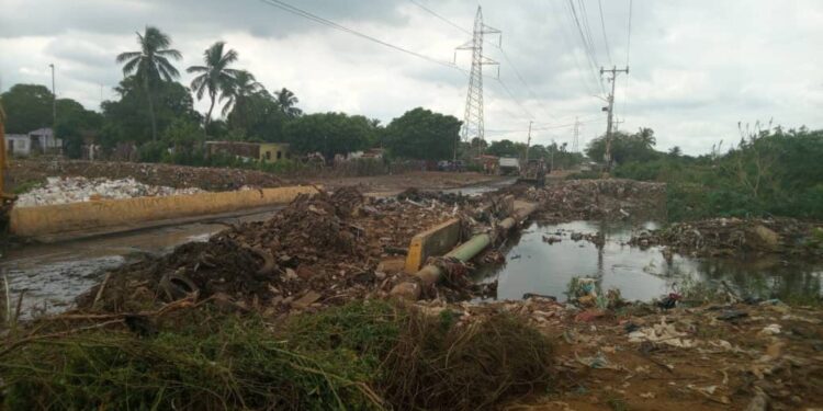 IMAU despliega maquinaria pesada en Puente Espuma para atender contingencia por lluvias
