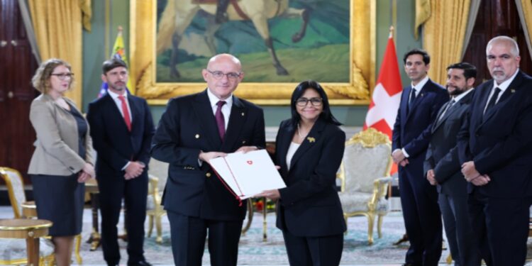 Mandataria Delcy Rodríguez recibe Cartas Credenciales de cuatro nuevos embajadores acreditados en el país