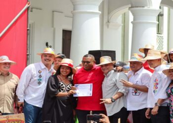Gobierno bolivariano entregó financiamiento a 121 comunas indígenas del Zulia