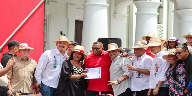 Gobierno bolivariano entregó financiamiento a 121 comunas indígenas del Zulia