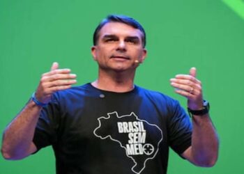 Flávio Bolsonaro se queda con el 47,03 % de los votos en la primera vuelta de los comicios en Brasil