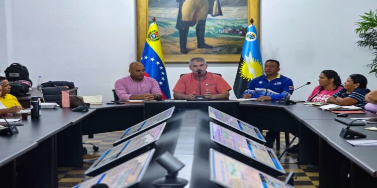 Gobernador Luis Caldera sostiene gabinete territorial comunal con voceros de Cabimas